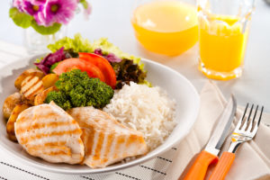 Alimentação equilibrada e saudável é a chave para uma boa nutrição